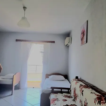 Aldo's Apartments-beachfront Retreat *
