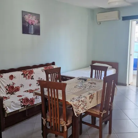 Daire Aldo's Apartments-beachfront Retreat *