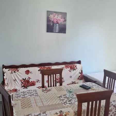 Aldo's Apartments-beachfront Retreat Daire *