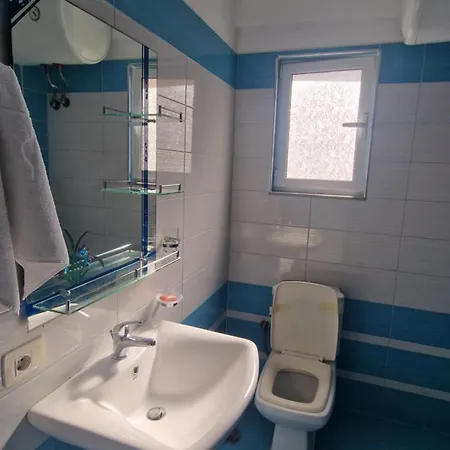 Aldo's Apartments-beachfront Retreat *