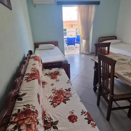 Aldo's Apartments-beachfront Retreat Daire