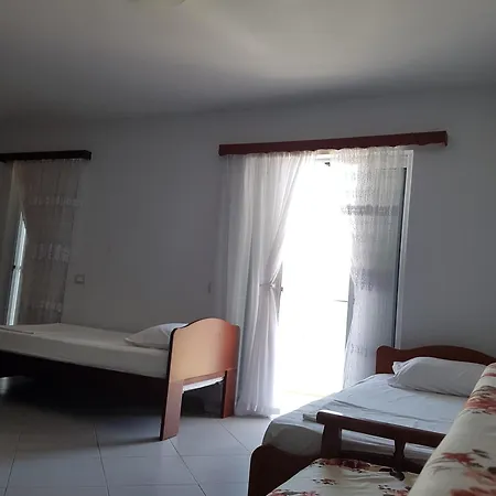 Aldo's Apartments-beachfront Retreat Daire *