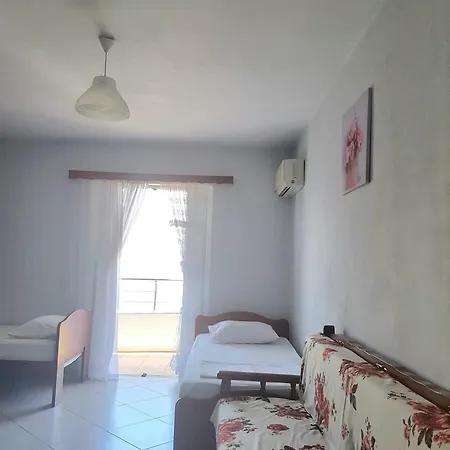 Daire Aldo's Apartments-beachfront Retreat Saranda