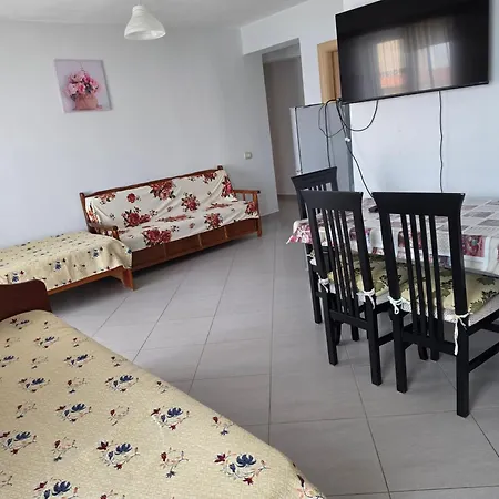 Daire Aldo's Apartments-beachfront Retreat Saranda