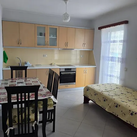 Daire Aldo's Apartments-beachfront Retreat Saranda